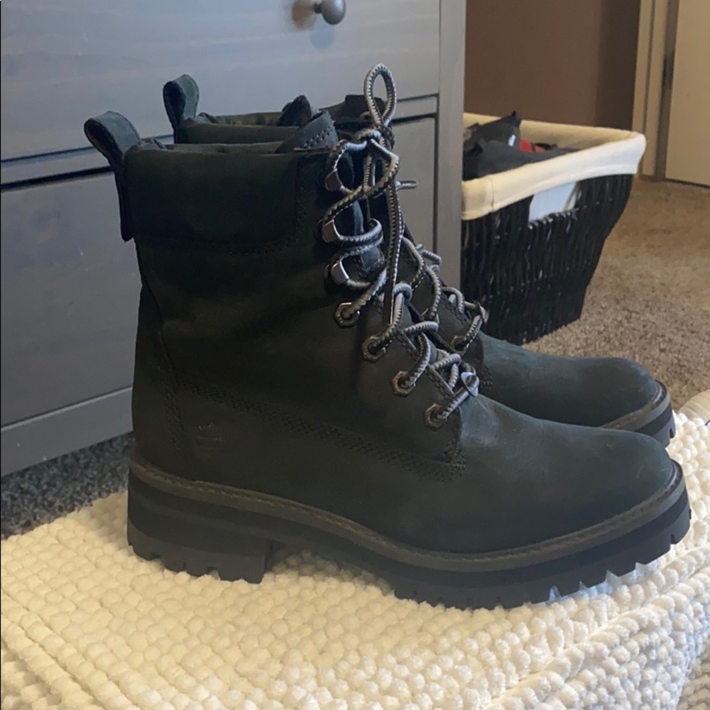 Timberlands WOMEN'S COURMAYEUR VALLEY 6-INCH BOOTS